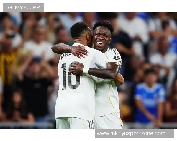 维尼修斯双响助力球队胜利分享伯纳乌的精彩时刻与球迷共庆